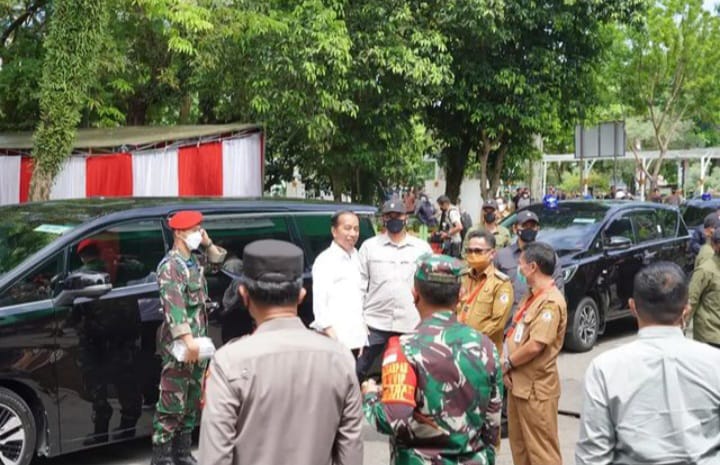 Presiden RI Joko Widodo (Jokowi) didampingi Wali Kota Balikpapan H Rahmad Mas'ud SE, ME mengunjungi Pedagang Pasar Klandasan, pada Selasa, 25 Oktober 2022