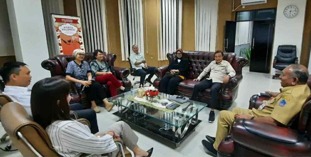 Kepala Dinas Pariwisata Sulut Henry Katjily saat menerima kunjungan Ketua Umum dan pengurus IHSA di ruang kerjanya. (Foto:Istimewa)