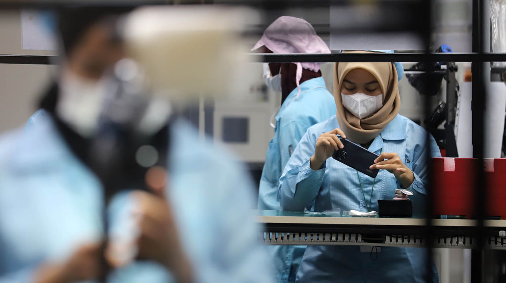 Pabrik Perakitan Ponsel - Panji 1.jpg