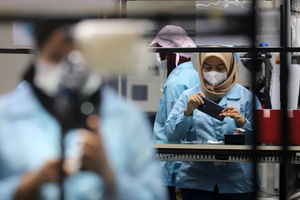 Pabrik Perakitan Ponsel - Panji 1.jpg