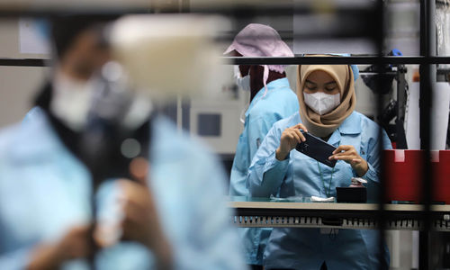 Pabrik Perakitan Ponsel - Panji 1.jpg