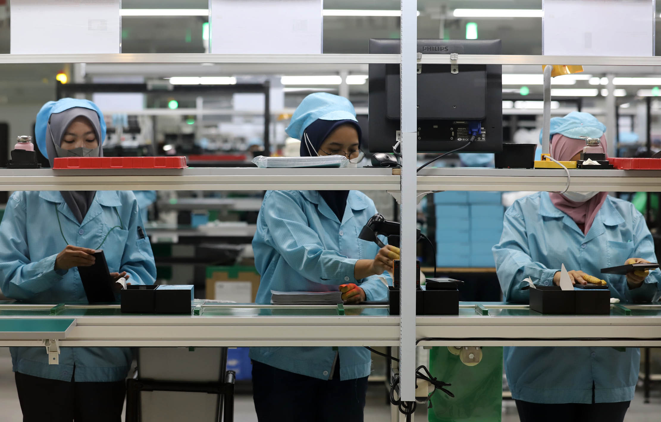 Nampak aktifitas karyawan salah satu pabrik perakitan ponsel merek asing yang ada di kawasan Tangerang, Selasa 25 Oktober 2022. Foto : Panji Asmoro/TrenAsia