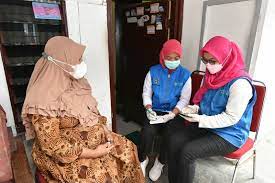 Kader Surabaya Hebat saat mendatangi warga
