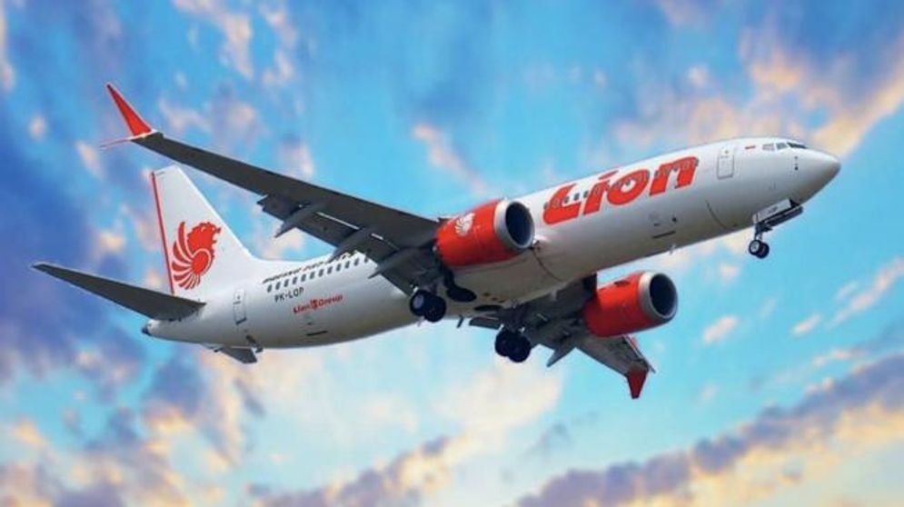 Pesawat Lion Air ini terbakar mesin sebelah kiri dan harus melakukan pendaratan darurat di Bandara Soekarno Hatta.