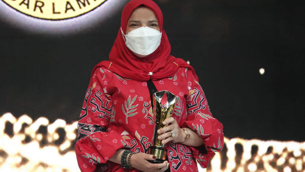 Wali Kota Bandar Lampung Eva Dwiana Sabet Penghargaan Driving Investment Growth