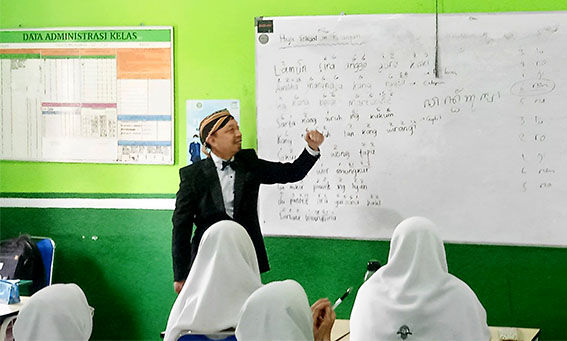 Unik! Guru SMAIT Nur Hidayah Sukoharjo Pakai Busana Jawa Saat Mengajar 