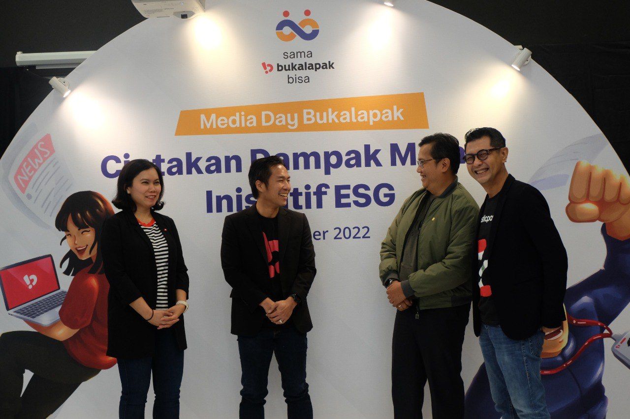 Bukalapak bekerja sama dengan PlaticPay, WWF Indonesia, DBS Indonesia untuk mengimplementasikan prinsip ESG untuk aspek lingkungan.