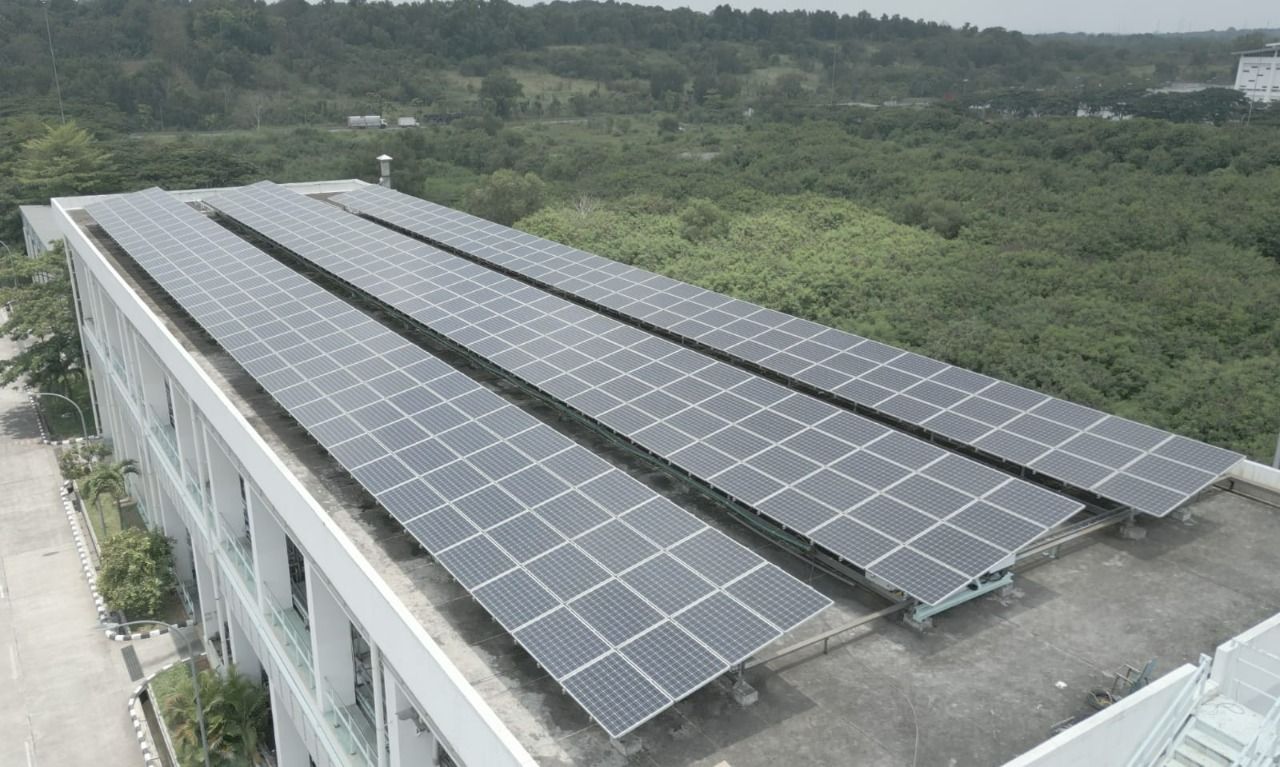 Dukung EBT, AHM Pasang Solar Panel 8.760 kWp 