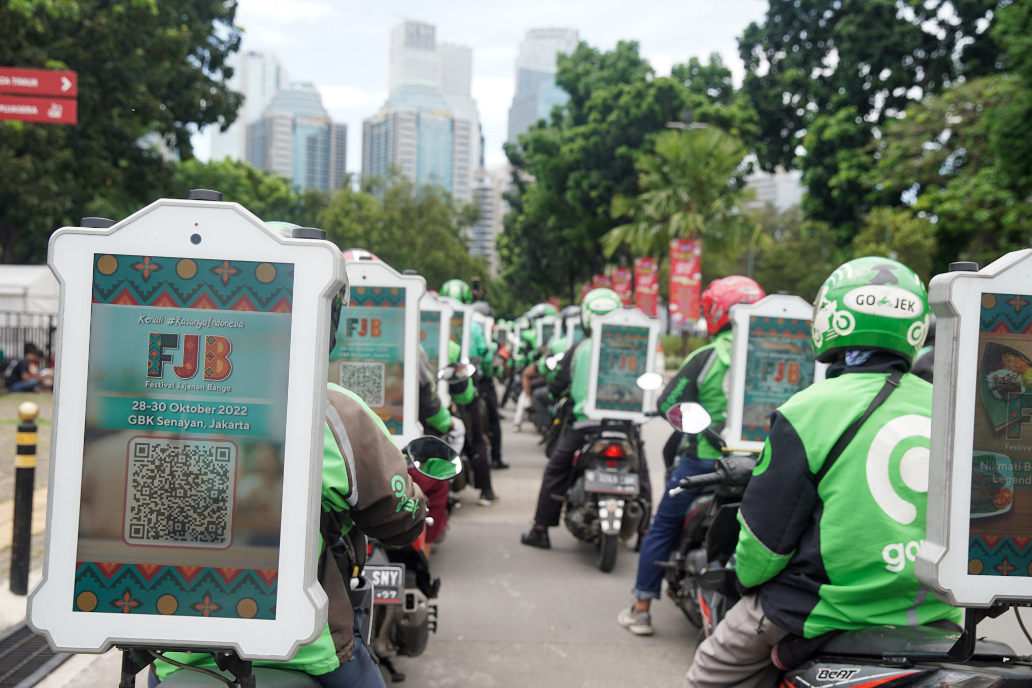Mitra driver Gojek bersiap konvoi mempromosikan Festival Jajanan Bango (FJB) di Parkir Timur Senayan, Jakarta, Jumat, 28 Oktober 2022. Foto: Ismail Pohan/TrenAsia