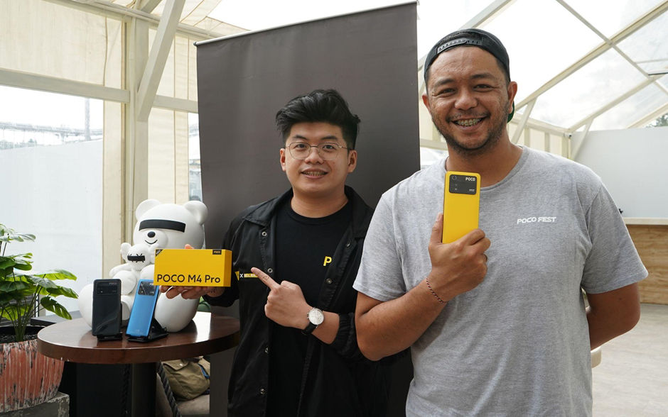 Andi Renreng, Head of Marketing POCO Indonesia, dan Jeksen, Product Marketing Manager POCO Indonesia, memamerkan smartphone dengan performa ekstrem, POCO M4 Pro, menjelang peluncurannya pada Maret 2022 lalu.