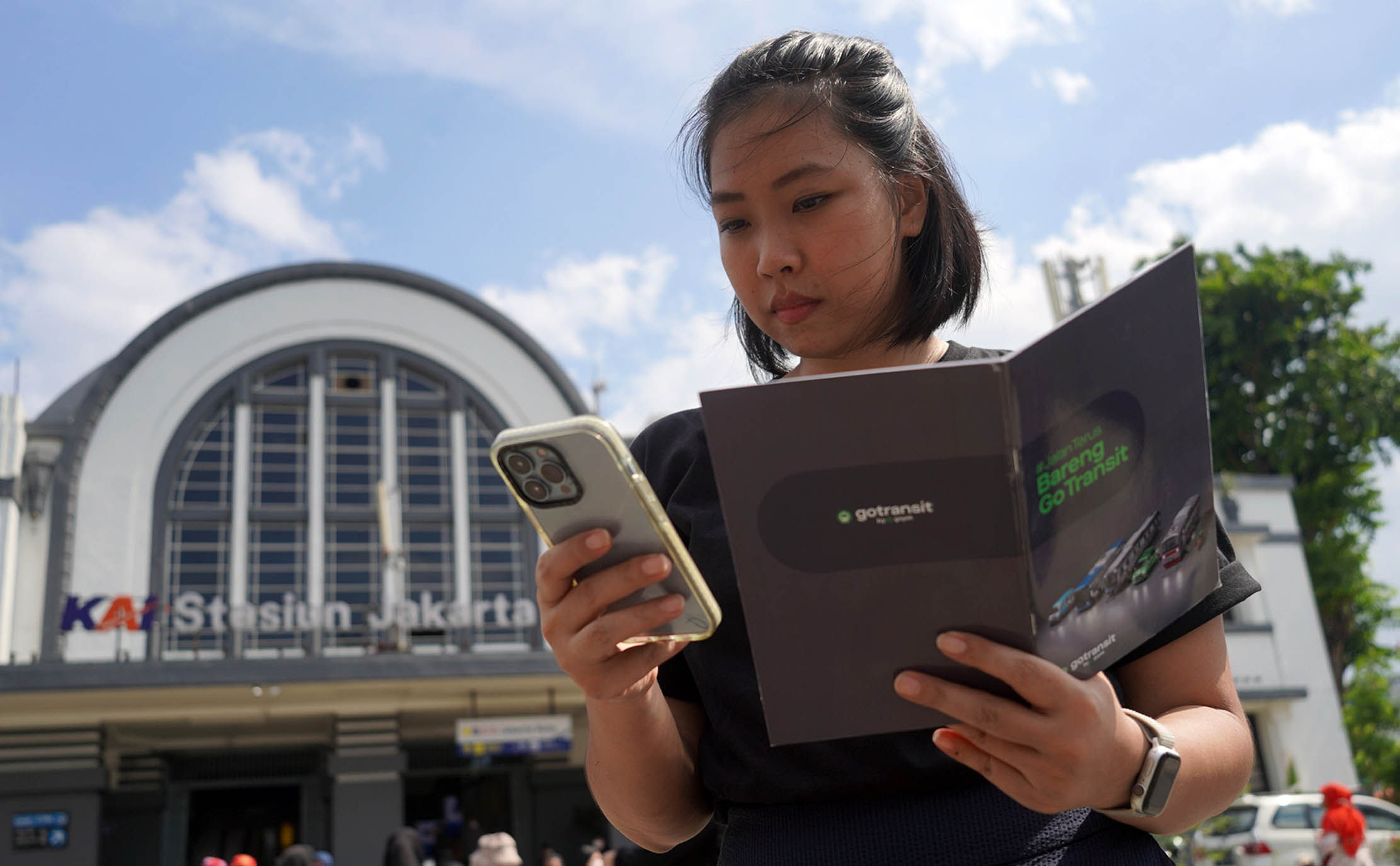 Head of Global Marketing GoRide Stella Darmadi saat melakukan jelajah wisata Jakarta dengan aplikasi GoTransit Sabtu,29 Oktober 2022 .Lewat GoTransit, Gojek terus meningkatkan minat konsumen menggunakan transportasi umum, termasuk untuk berwisata di area perkotaan (city tour). Konsumen dapat memanfaatkan GoTransit salah satu layanan di aplikasi Gojek untuk menjadi solusi mobilitas multimoda terbaik bagi masyarakat. Foto : Panji Asmoro/TrenAsia                               