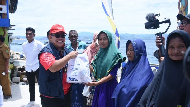 IFG dan Anggota Holding Salurkan Ratusan Paket Sembako kepada Warga Pulau Messah