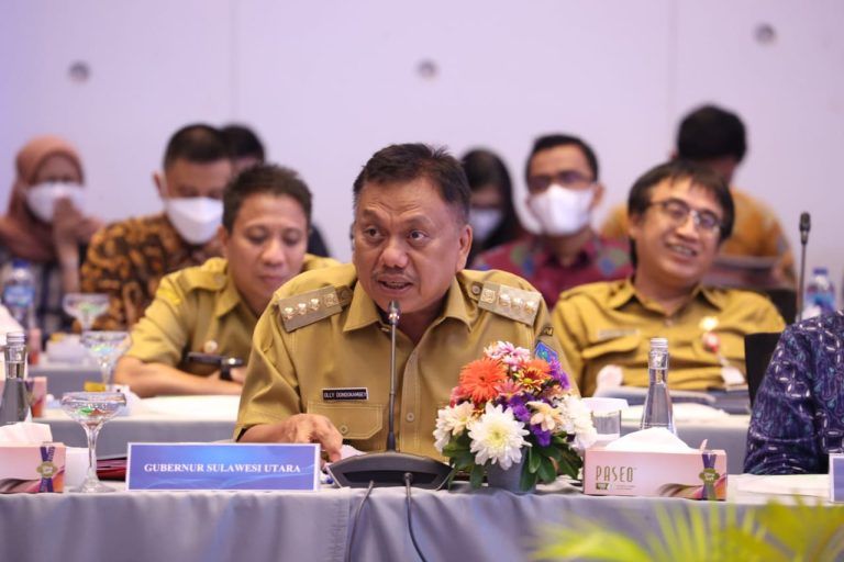 Gubernur Olly Dondokambey memberikan laporan kepada DPR tentang kondisi ekonomi pasca Pandemi Covid. (Foto:Istimewa)