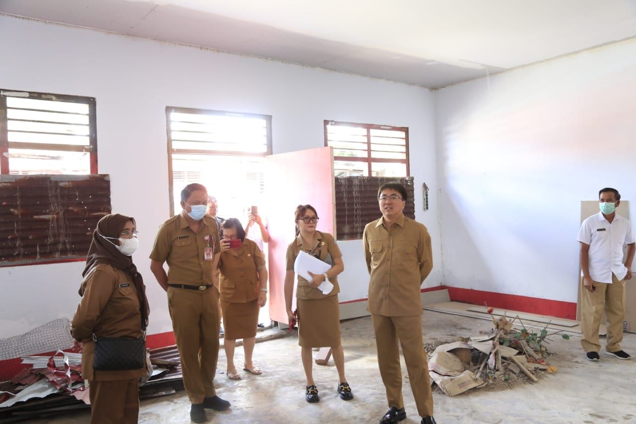 Wali Kota Manado memantau pembangunan balai Kelurahan Paniki BAwah 