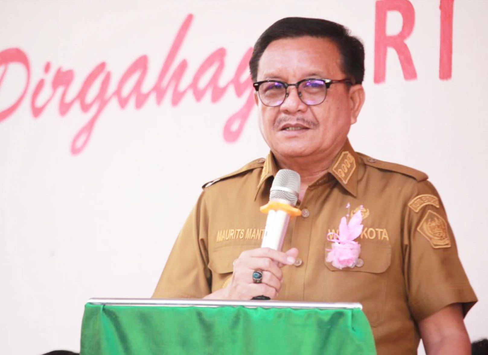 Walikota Bitung Maurits Mantiri