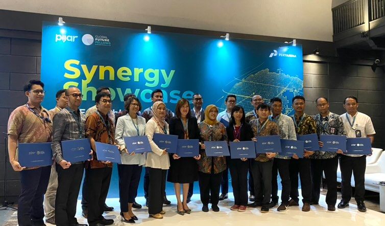 GFFellows menerima sertifikat pada acara Synergy Showcase for Equitable and Sustainable Energy Transition setelah menyelesaikan rangkaian GFF 2022.