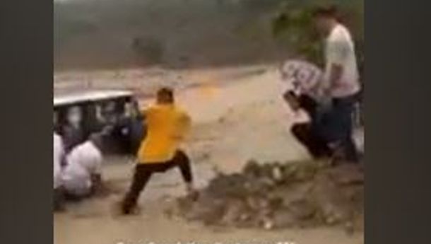 Viral, Video TikTok Aksi Heroik Gubernur NTT Selamatkan Warga Terjebak  di Sungai yang Sedang Banjir di TTS  