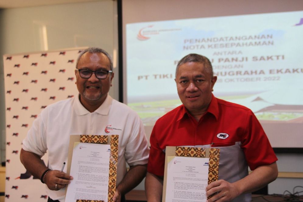  Presiden Direktur PT Tiki Jalur Nugraha Ekakurir M. Feriadi (Kanan), dengan Presiden Direktur PT Bibu Panji Sakti, Erwanto Sad Adiatmoko Hariwibowo (Kiri)