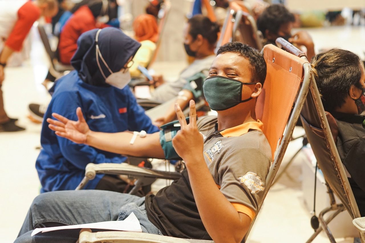Peserta ikut memeriahkan donor darah massal, kolaborasi KITA. 
