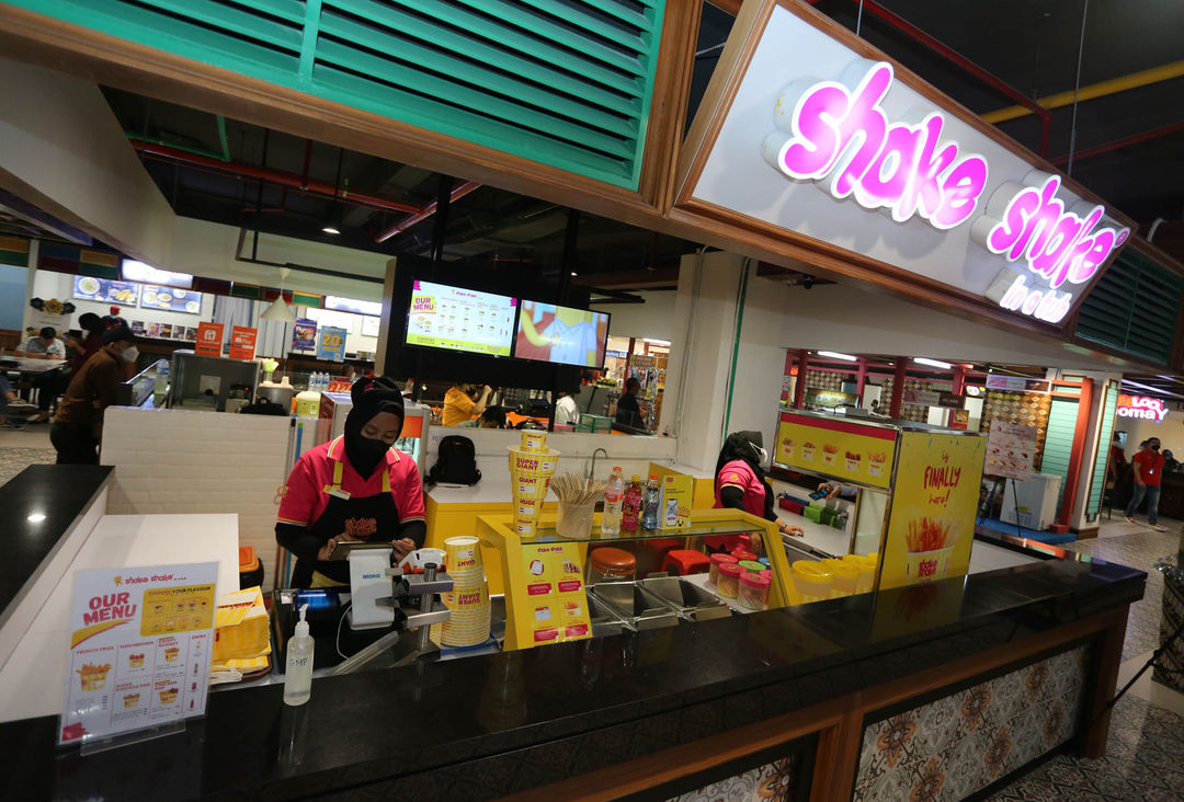 Suasana New Food Court Gajah Mada Plaza dengan konsep Pecinan ini memberikan pilihan jenis makanan yang lebih beragam dengan menghadirkan lebih 25 food hall dengan kapasitas kursi lebih dari 100 kursi, New Food Court menyediakan makanan utama hingga makanan ringan serta ragam minuman,Selasa 1 November 2022. Foto : Panji Asmoro/TrenAsia