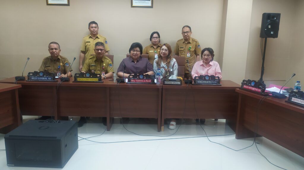 Foto bersama Komisi IV DPRD Sulut dengan Biro Kesra Pemprov Sulut usai RDP. (Foto:Istimewa)