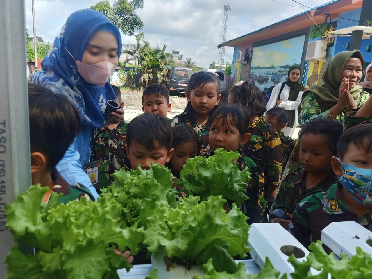 Pengenalan budidaya tanaman hidroponik oleh jajaran Dispersip Kalsel. (Foto: Dok Dispersip)