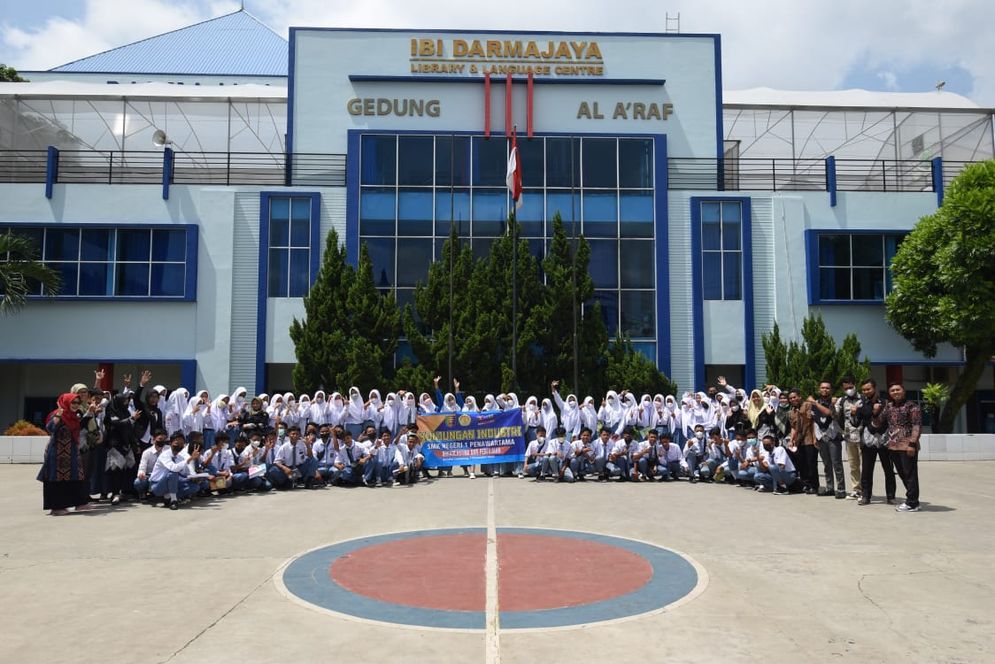Institut Informatika dan Bisnis (IIB) Darmajaya menerima kunjungan industri SMKN 1 Penawartama, Tulangbawang.