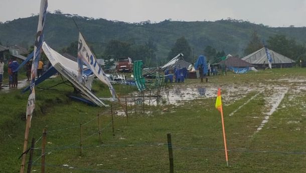 Breaking News: Hujan Deras Disertai Angin Kencang Porak-Porandakan Tenda Panitia dan Bench Pemain Piala Bupati Manggarai