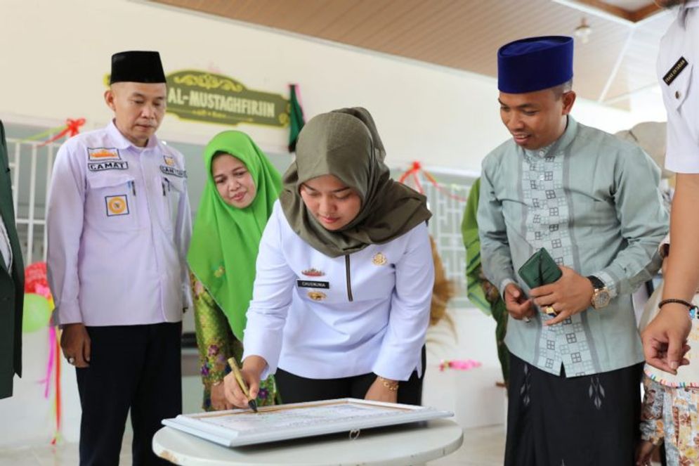 Wakil Gubernur Lampung Chusnunia Chalim (Nunik) meresmikan Aula Al-Mustaghfiriin, Pondok Pesantren (Ponpes) Minhadlul ‘Ulum di Desa Trimulyo, Kecamatan Tegineneng, Pesawaran