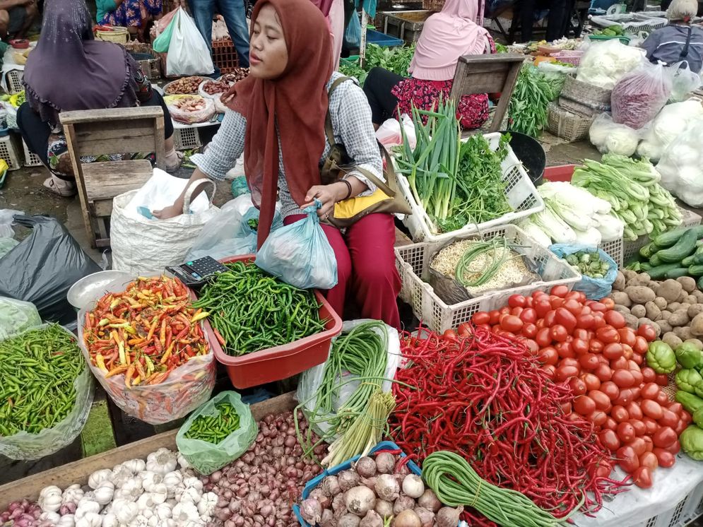 Pedagang menjual beragam sayuran di Pasar KM 5 Palembang