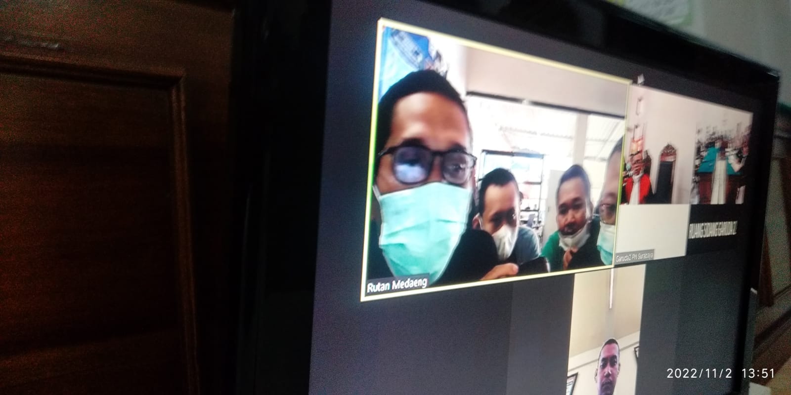 Sidang lima tersangka pembobol mobile banking nasabah Bank BNI saat sidang lanjutan di PN Surabaya, Rabu (2/11/2022).