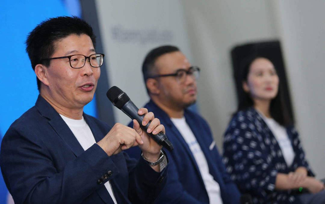 (Ki-Ka) CEO Zurich Asuransi Indonesia Edhi Tjahja Negara, Founder & CEO Inspigo Tyo Guritno, dan Co-Founder & CEO COTTONINK Carline Darjanto pada Konferensi Pers Peluncuran Kolaborasi Zurich x Inspigo di Jakarta 3 November 2022. Kolaborasi ini bertujuan menginspirasi generasi muda agar berkolaborasi untuk wujudkan potensi terbaiknya. Foto : Panji Asmoro/TrenAsia