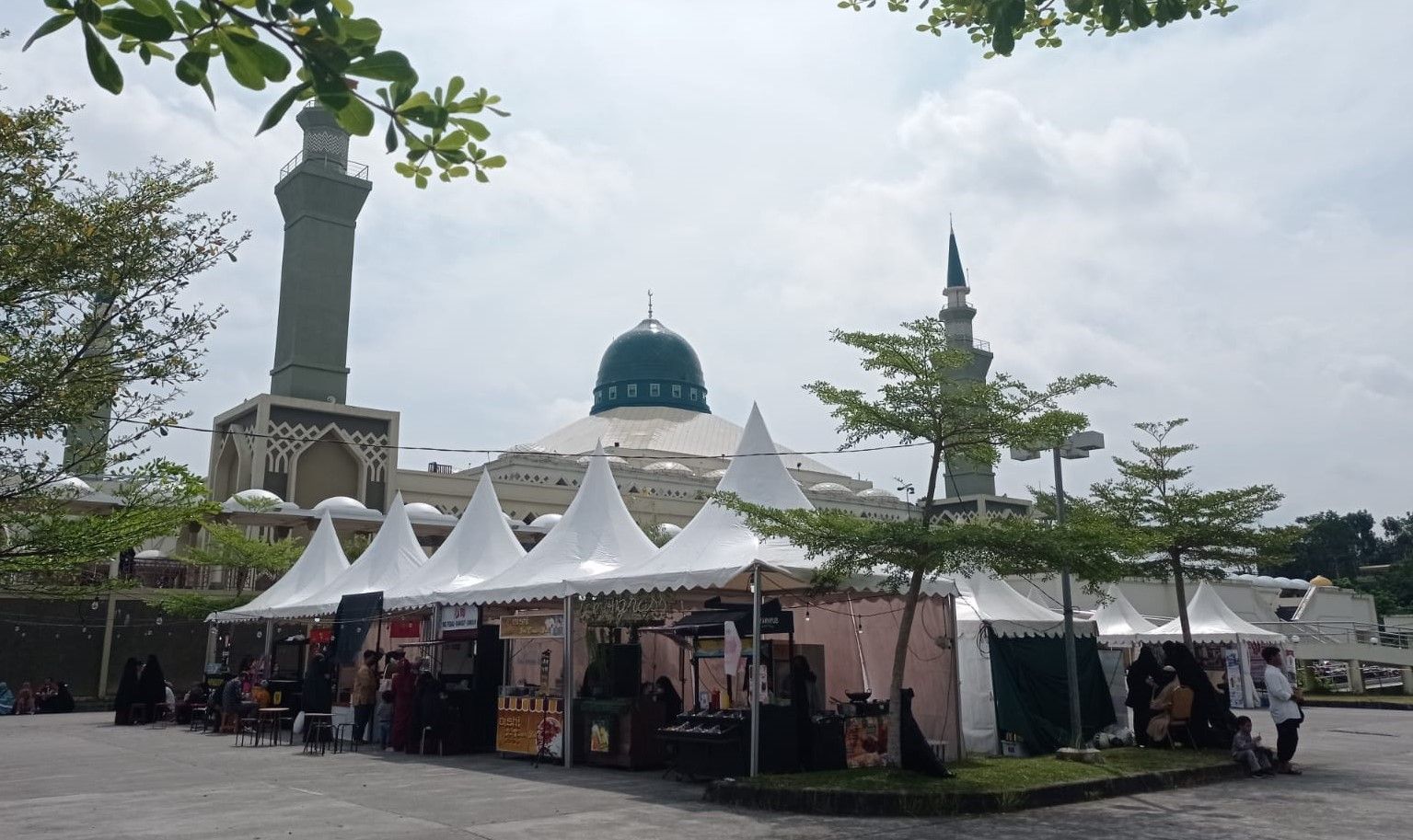 KPMI Kaltim menggelar Ekspo Zona Halal di halaman Masjid Islamic Center Balikpapan. Foto: Ferry Cahyanti/Ibukotakini.com. 
