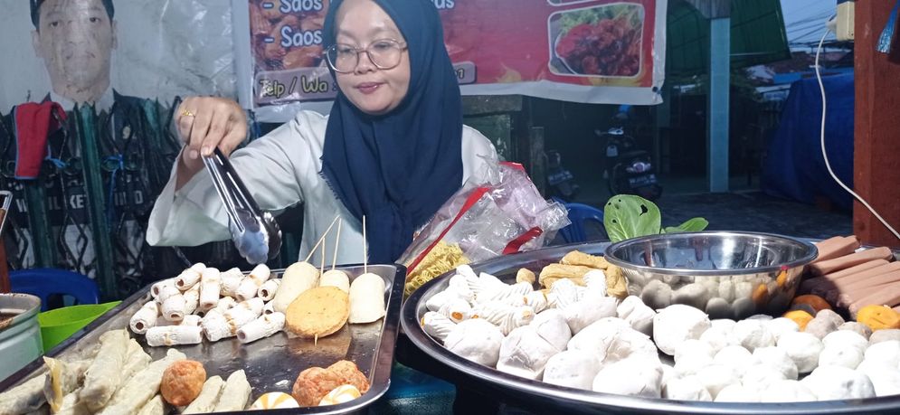 Herlina penjual jajanan street food khas Korea di kawasan Simpang 4 SMP N 3 Palembang