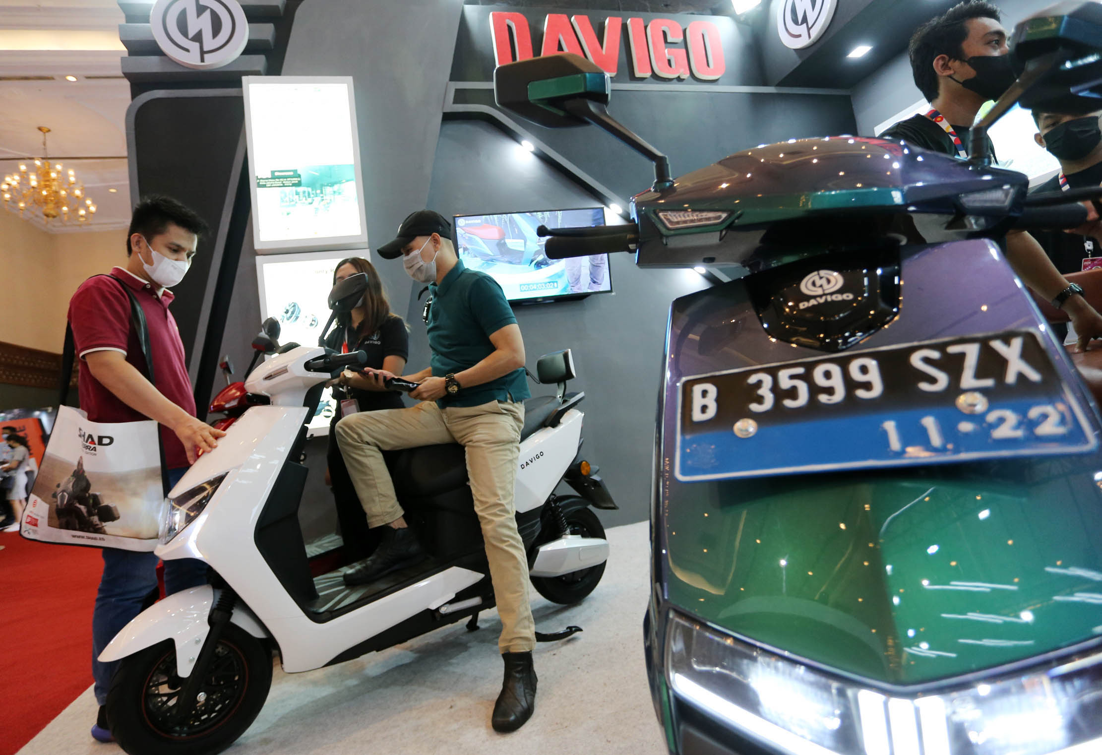 Nampak pengunjung tengah mengamati berbagai jenis kendaraan roda dua yang dipamerkan dalam Indonesia Motorcycle Show (IMOS) 2022 di Jakarta Convention Center,Minggu 6 Novemver 2022. Foto : Panji Asmoro/TrenAsia