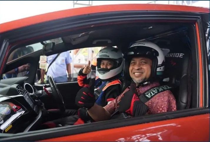 Wagub Kaltim Hadi Mulyadi menjajal mobil peserta Japnas Drag Race National Championship 2022 di Samarinda. Foto: Biro Adpimprov Kaltim.