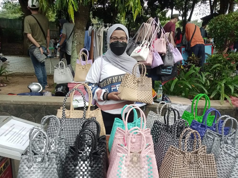 Pemilik usaha  Musi Craft, Nency menunjukan salah satu tas rajut yang dijualnya di Kambang Iwak Palembang