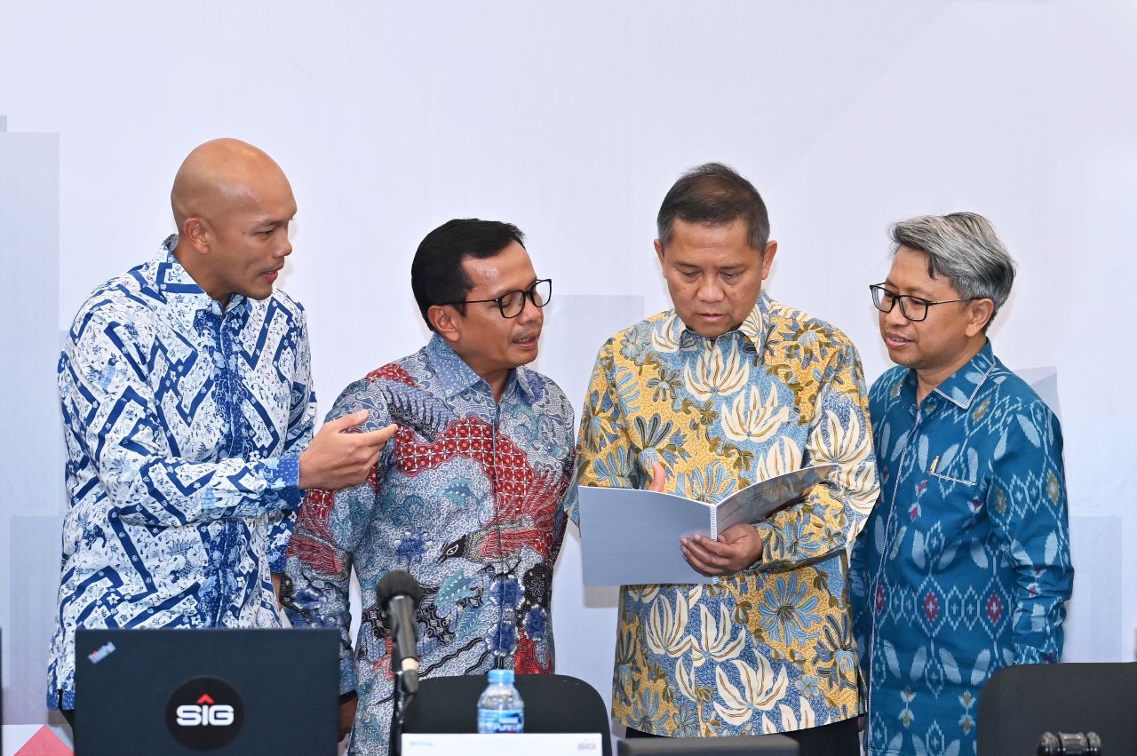 (ki-ka) Direktur Keuangan dan Manajemen Risiko SIG, Andriano Hosny Panangian, Direktur Utama SIG, Donny Arsal, Komisaris Utama SIG, Rudiantara, Komisaris SIG, Astera Primanto Bhakti, berbincang usai Rapat Umum Pemegang Saham Luar Biasa (RUPSLB) 2022.