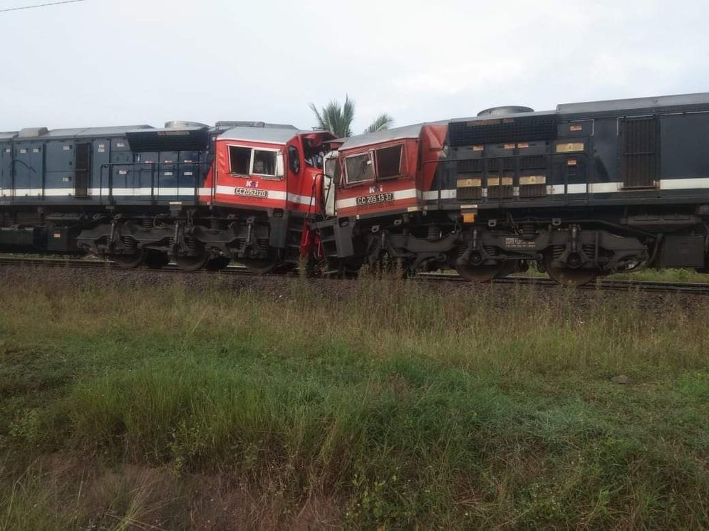 Kecelakaan dua kereta api batu bara rangkaian panjang (babaranjang) di Stasiun Rengas Bekri, Kabupaten Lampung Tengah, Senin 7 November 2022.