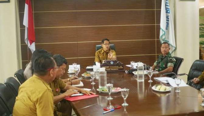 Wawali Bitung Hengky Honandar mengikuti rakor pengendalian inflasi nasional secara virtual. (Foto:Istimewa)
