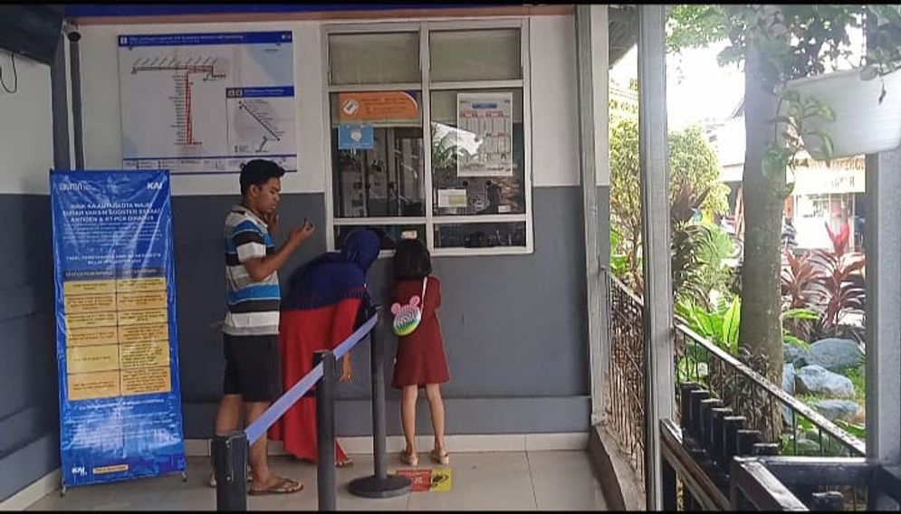 Penumpang sedang pengecekan ketersediaan tiket Kereta Api di Stasiun Singgah Labuhan Ratu.