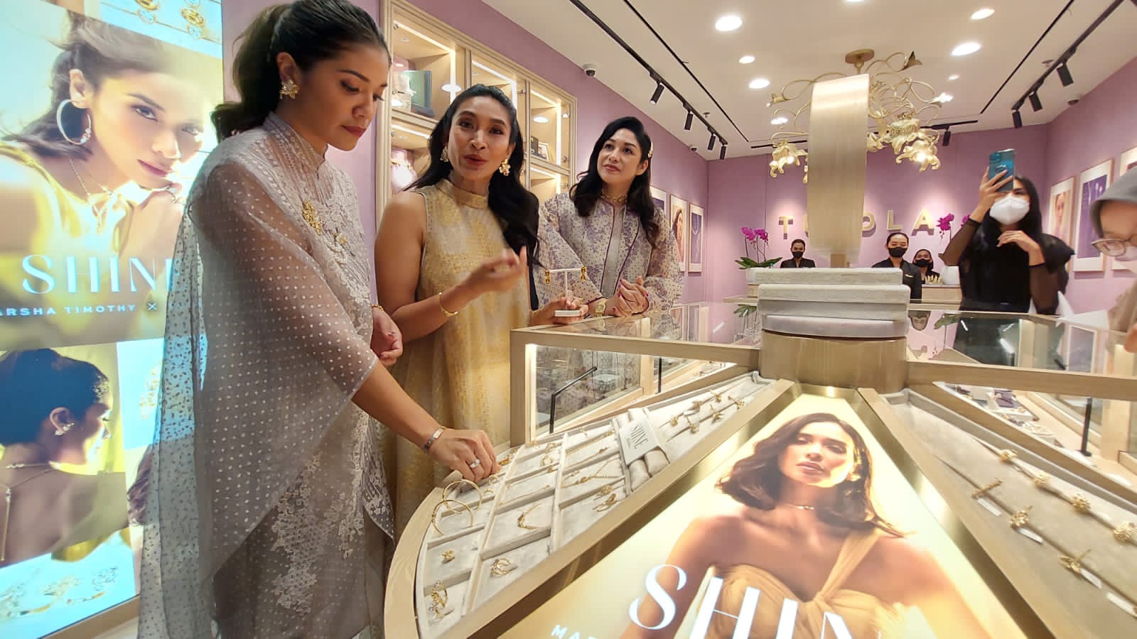 Artis Happy Salma (tengah) bersama Sri Luh (kanan) dan pengusaha sekaligus istri Menteri Nadiem Makarim, Franka Franklin (kiri) saat pembukaan Tulola Jewelry di Tunjungan Plaza Surabaya, akhir pekan lalu.