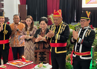 Gubernur Olly Dondokambey didampingi Ketua TP PKK Rita Dondokambey Tamuntuan menghdiri HUT Ke-60 K3 Kota Jayapura. (Foto:Istimewa)