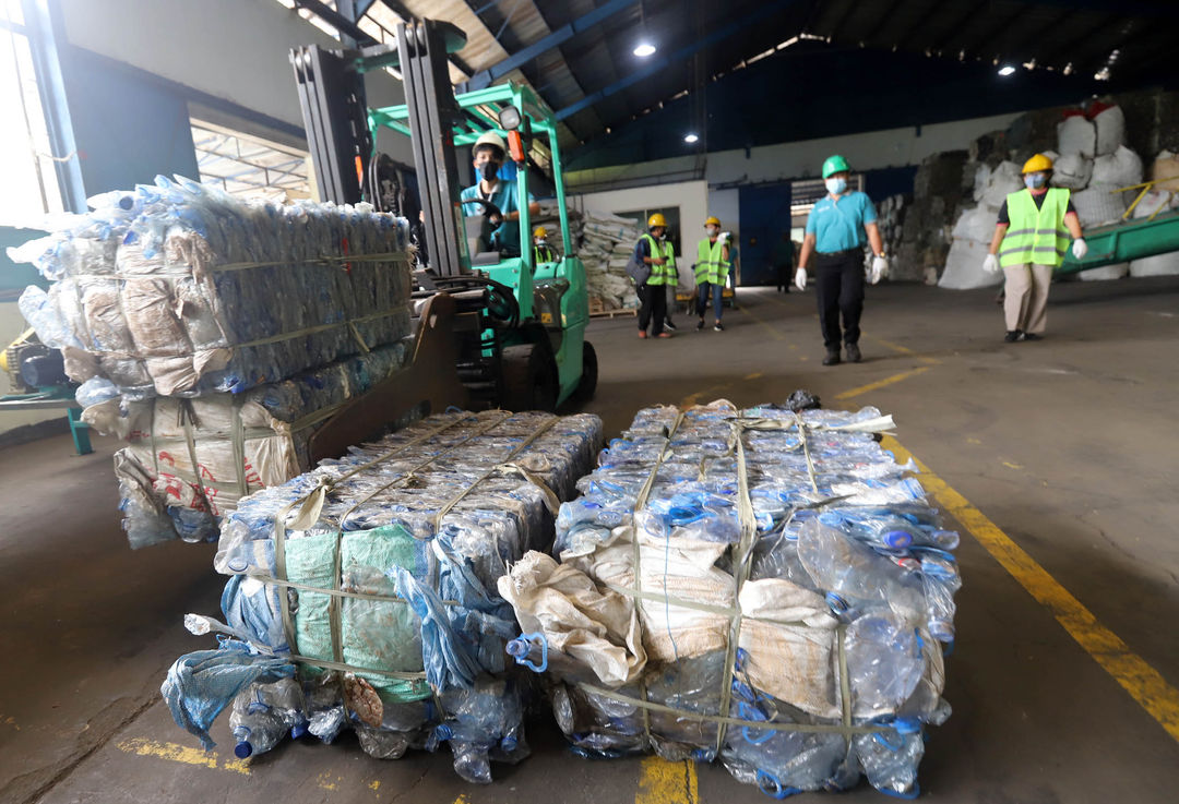 Nampak aktifitas sebuah pabrik pengolahan sampah plastik dan daur ulang di kawasan Tangerang Banten, Senin 7 November 2022. Foto : Panji Asmoro/TrenAsia