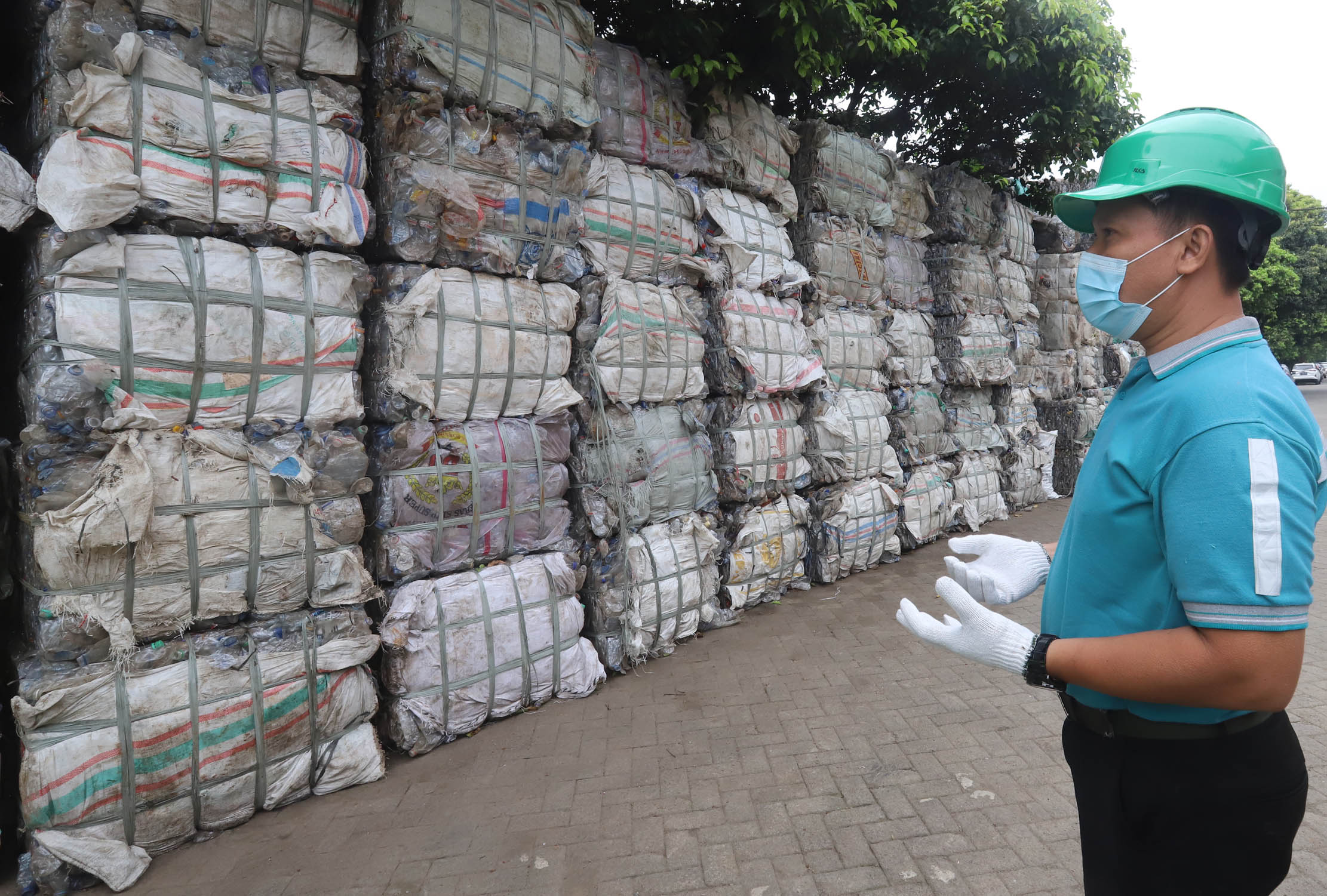 Nampak aktifitas sebuah pabrik pengolahan sampah plastik dan daur ulang di kawasan Tangerang Banten, Senin 7 November 2022. Foto : Panji Asmoro/TrenAsia