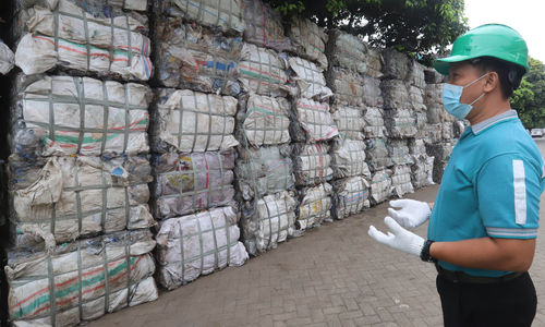 Nampak aktifitas sebuah pabrik pengolahan sampah plastik dan daur ulang di kawasan Tangerang Banten, Senin 7 November 2022. Foto : Panji Asmoro/TrenAsia