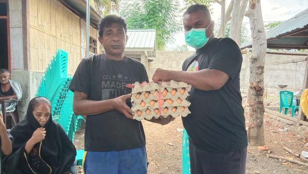 Relawan Ganjar Milenial Center Sikka Serahkan Bantuan untuk Korban Kebakaran di Kota Uneng, Maumere