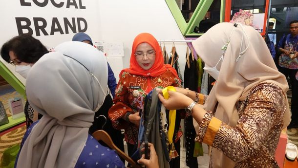 Walikota Eva Dwiana Kenalkan Beragam Produk UMKM Bandar Lampung pada Rakernis APEKSI