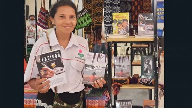 Maria Roslinda, Wanita Luar Biasa: Lahir di Flores,  Menyandang Tuna Daksa, Merantau di Tanah Papua, Menulis Tiga Buku Sastra