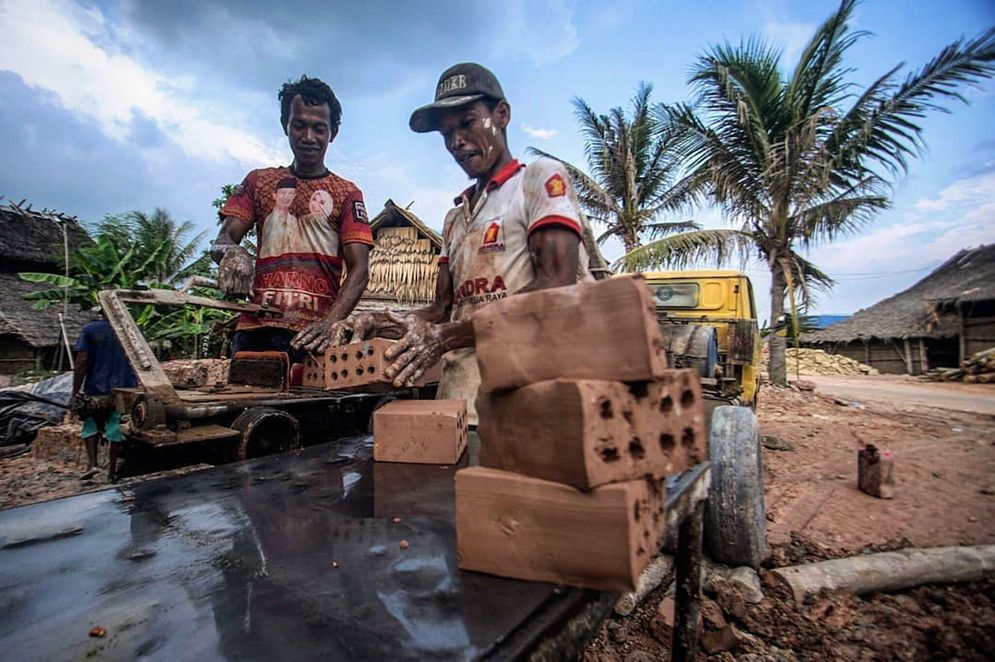 Pekerja sedang beraktivitas membuat batu bata di sentra produksi  batu bata Kelurahan Sukodadi Palembang